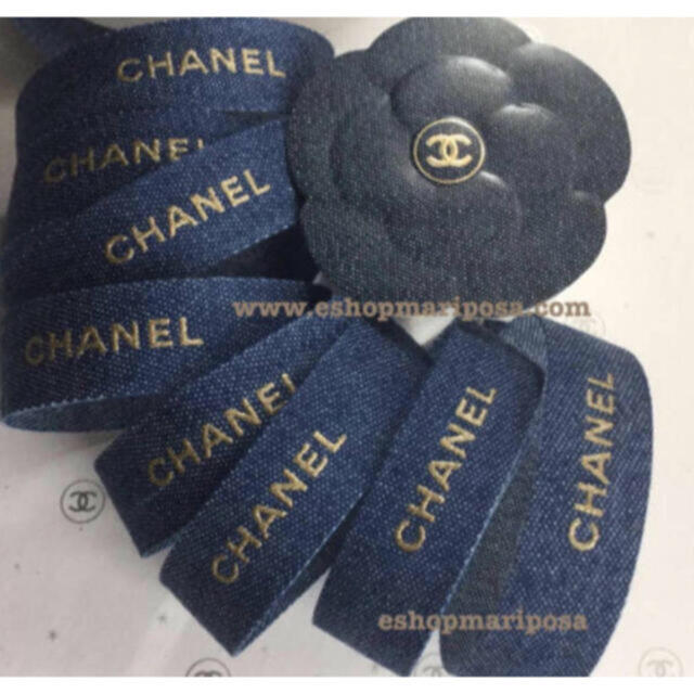 CHANEL(シャネル)のシャネルリボン🎀 デニム柄 ブルー地にゴールドロゴ入り デニム x 金色 インテリア/住まい/日用品のオフィス用品(ラッピング/包装)の商品写真