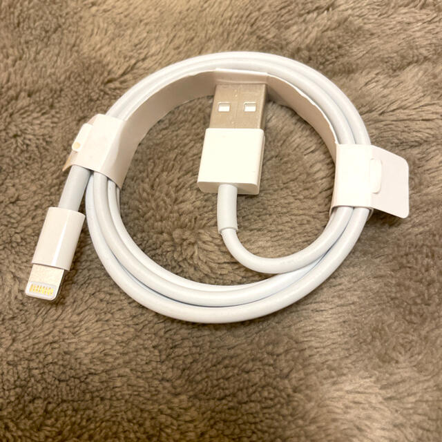 Apple(アップル)の純正新品✨Lightning - USBケーブル（1m） スマホ/家電/カメラのスマートフォン/携帯電話(バッテリー/充電器)の商品写真