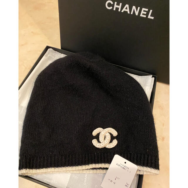 CHANEL(シャネル)のシャネル　ニット帽　ブラック レディースの帽子(ニット帽/ビーニー)の商品写真