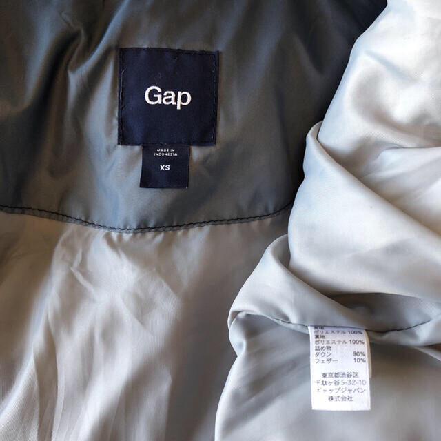 GAP(ギャップ)のギャップダウンベストサイズXSですがユニクロのM位生活応援セール レディースのジャケット/アウター(ダウンベスト)の商品写真