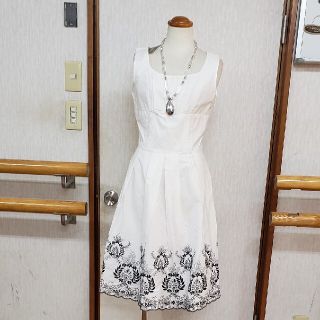 ベルメゾン(ベルメゾン)のベルメゾン　ワンピース　白コットン×ブラック刺繍　新品未使用(ひざ丈ワンピース)