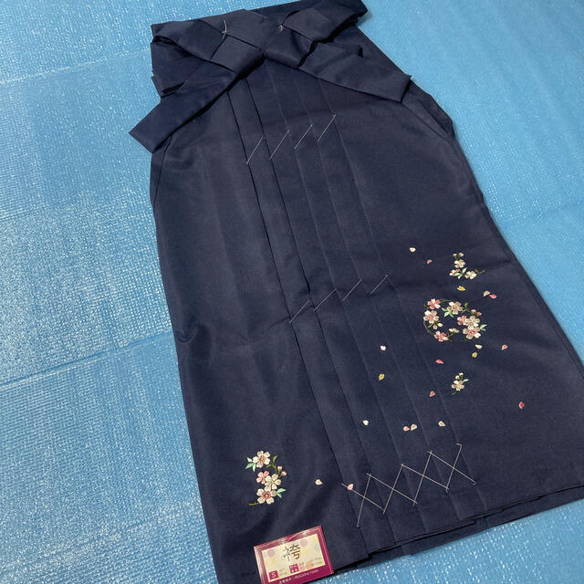 袴 Sサイズ  濃紺 桜花冠刺繍入 レディースの水着/浴衣(着物)の商品写真