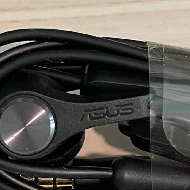ASUS(エイスース)のAsus 純正イヤホン スマホ/家電/カメラのオーディオ機器(ヘッドフォン/イヤフォン)の商品写真