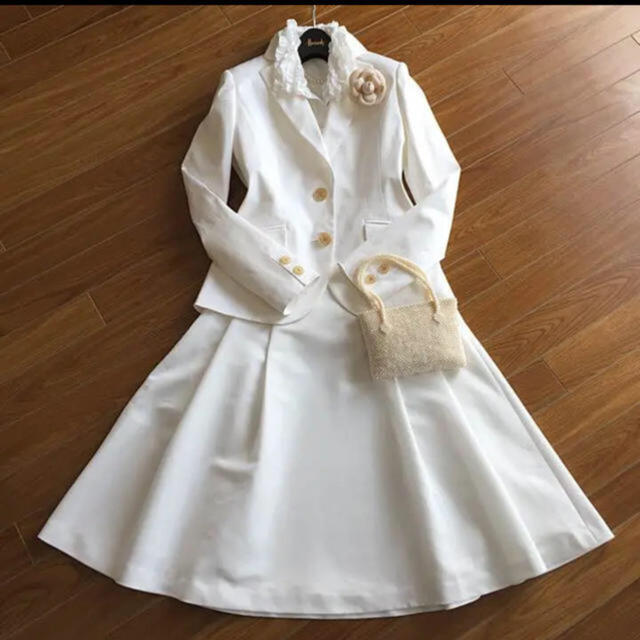 Harrods(ハロッズ)のハロッズ  白　スーツ レディースのフォーマル/ドレス(スーツ)の商品写真