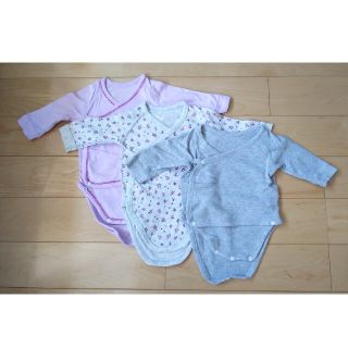 ユニクロ(UNIQLO)のユニクロBabyのクルーネックボディスーツ３枚組(肌着/下着)