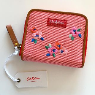 キャスキッドソン(Cath Kidston)の【新品】Cath Kidston キャスキッドソン 折財布 花柄 刺繍 赤(財布)