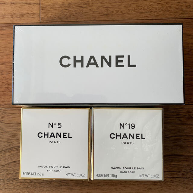 CHANEL(シャネル)のCHANEL No5 サヴォン２個セット＋オードトワレット19ml ＋サボン２個 コスメ/美容のボディケア(ボディソープ/石鹸)の商品写真