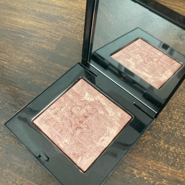 BOBBI BROWN(ボビイブラウン)のボビィブラウン　ハイライティングパウダー　トーニーグロウ コスメ/美容のベースメイク/化粧品(フェイスカラー)の商品写真