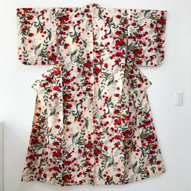 春にぴったりな鮮やかな花柄　銘仙　アンティーク着物　袷 レディースの水着/浴衣(着物)の商品写真