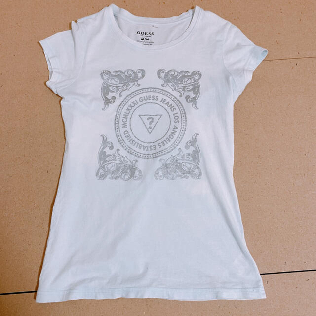 GUESS(ゲス)の【fay様専用】試着のみ美品 GUESS  シンガポール　Ｔシャツ レディースのトップス(Tシャツ(半袖/袖なし))の商品写真