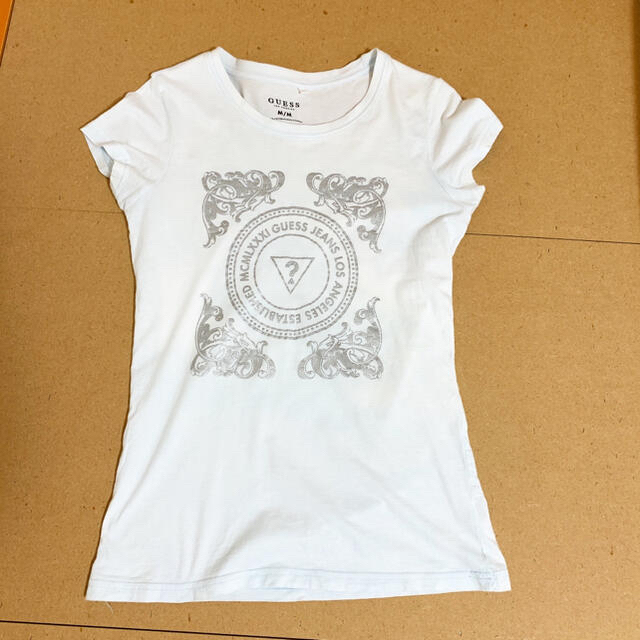 GUESS(ゲス)の【fay様専用】試着のみ美品 GUESS  シンガポール　Ｔシャツ レディースのトップス(Tシャツ(半袖/袖なし))の商品写真