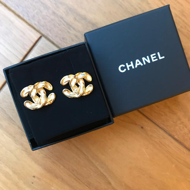 CHANEL(シャネル)のシャネル　ピアス　ゴールド×アイボリー レディースのアクセサリー(ピアス)の商品写真