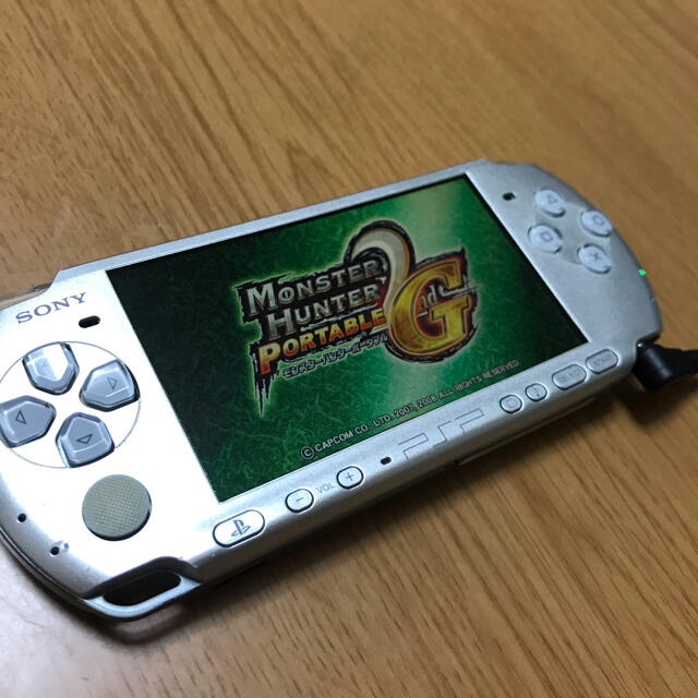 PlayStation Portable(プレイステーションポータブル)のPSP-3000 シルバー　ソフト付き エンタメ/ホビーのゲームソフト/ゲーム機本体(携帯用ゲーム機本体)の商品写真