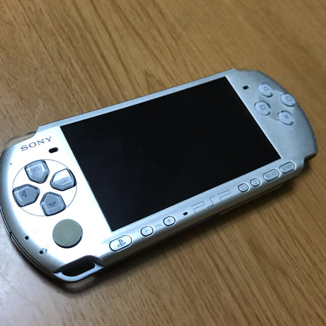 PlayStation Portable(プレイステーションポータブル)のPSP-3000 シルバー　ソフト付き エンタメ/ホビーのゲームソフト/ゲーム機本体(携帯用ゲーム機本体)の商品写真