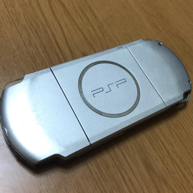 PlayStation Portable(プレイステーションポータブル)のPSP-3000 シルバー　ソフト付き エンタメ/ホビーのゲームソフト/ゲーム機本体(携帯用ゲーム機本体)の商品写真