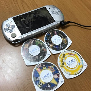 プレイステーションポータブル(PlayStation Portable)のPSP-3000 シルバー　ソフト付き(携帯用ゲーム機本体)