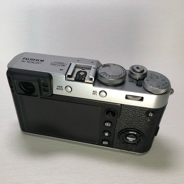 富士フイルム(フジフイルム)のおまけのフード無し FUJI FILM X100F シルバー スマホ/家電/カメラのカメラ(コンパクトデジタルカメラ)の商品写真