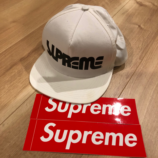 Supreme(シュプリーム)のチッポ様専用　Supremeキャップ　ステッカー2枚付き メンズの帽子(キャップ)の商品写真