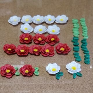 新作 ◎レメリア shop◎　花飾り　紅白　20個　花&葉っぱパーツ　飾り(各種パーツ)