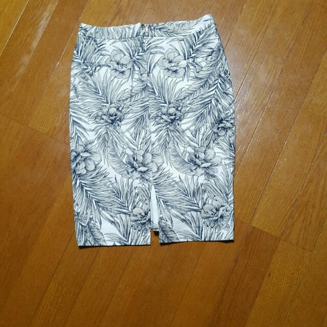 Adam et Rope'(アダムエロぺ)のアダムエロペ☆ボタニカル柄スカート レディースのスカート(ひざ丈スカート)の商品写真