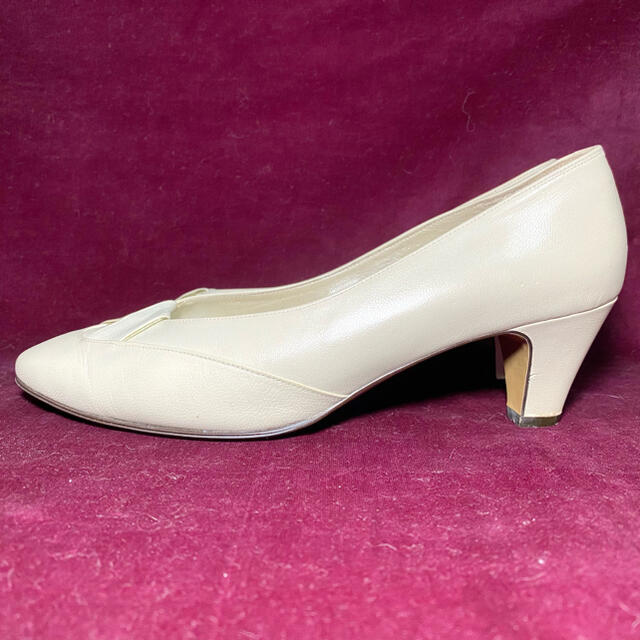 DIANA(ダイアナ)のMIHAMA ミハマ　ホワイトレザーパンプス　23.5cm レディースの靴/シューズ(ハイヒール/パンプス)の商品写真