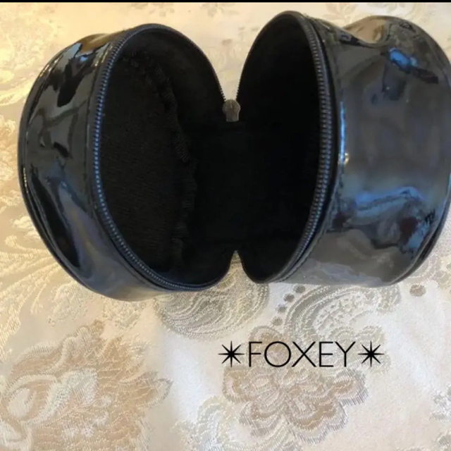 FOXEY(フォクシー)の新品非売品✴︎FOXEY✴︎フォクシー ポーチ エナメル 丸 ブラック .*・゜ レディースのファッション小物(ポーチ)の商品写真