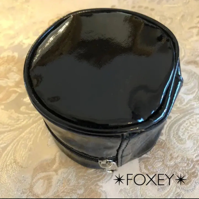 FOXEY(フォクシー)の新品非売品✴︎FOXEY✴︎フォクシー ポーチ エナメル 丸 ブラック .*・゜ レディースのファッション小物(ポーチ)の商品写真