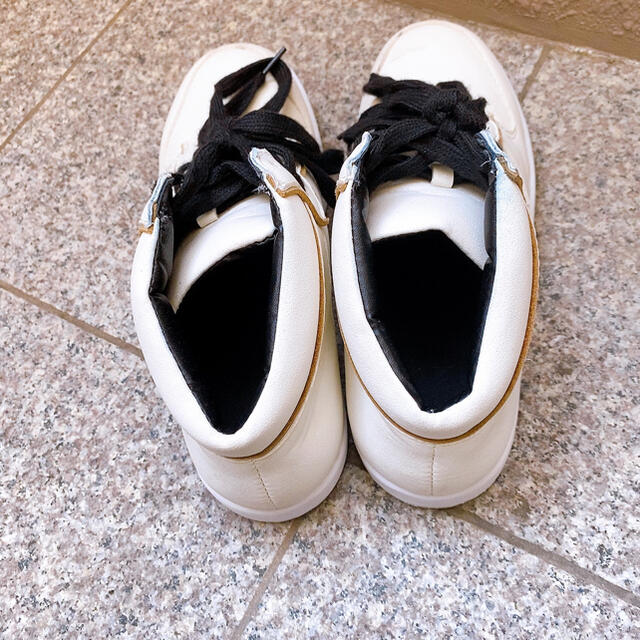 ハイカット　白スニーカー メンズの靴/シューズ(スニーカー)の商品写真