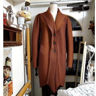 イッセイミヤケ(ISSEY MIYAKE)の超美品　ISSEY MIYAKE　イッセイミヤケ　変形　　ジャケット／コート(テーラードジャケット)