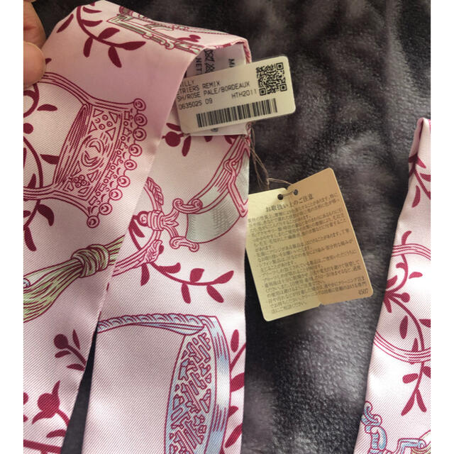 Hermes(エルメス)の新品未使用 エルメス　ツイリーピンク レディースのファッション小物(バンダナ/スカーフ)の商品写真