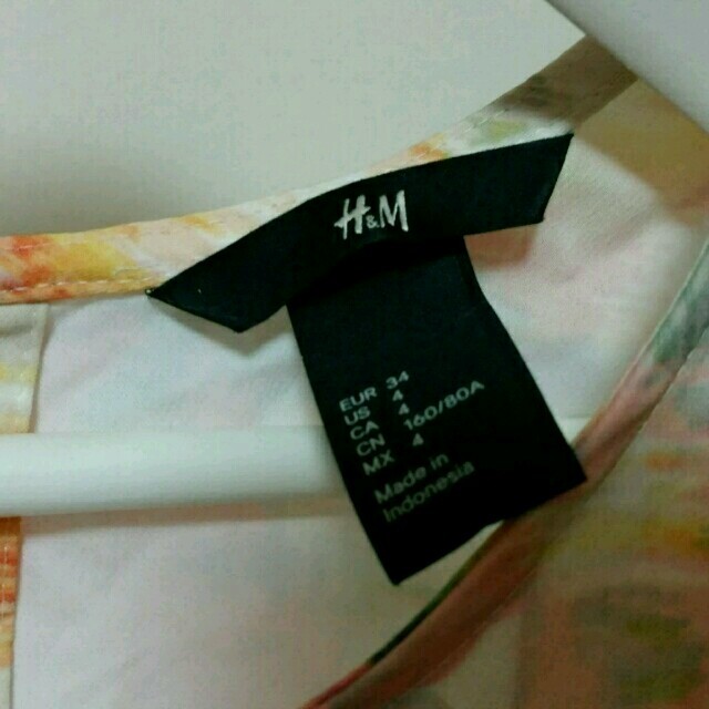 H&M(エイチアンドエム)の新品！H&Mペプラムトップス レディースのトップス(カットソー(半袖/袖なし))の商品写真