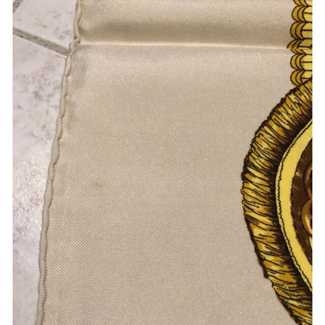 Hermes(エルメス)の未使用　保管品　上品なベージュカラー　エルメス　スカーフ　カレ90 レディースのファッション小物(バンダナ/スカーフ)の商品写真