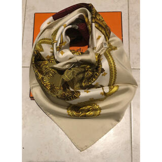 エルメス(Hermes)の未使用　保管品　上品なベージュカラー　エルメス　スカーフ　カレ90(バンダナ/スカーフ)