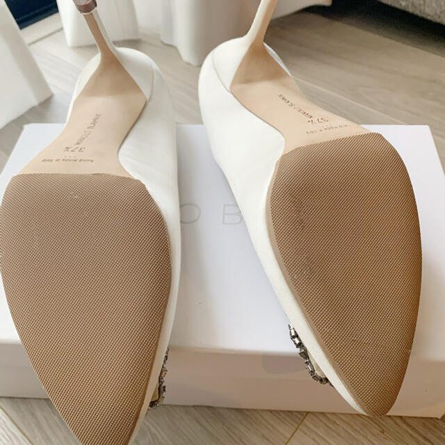 MANOLO BLAHNIK(マノロブラニク)の【美品】マノロブラニク　ハンギシ　ホワイト　7cm レディースの靴/シューズ(ハイヒール/パンプス)の商品写真