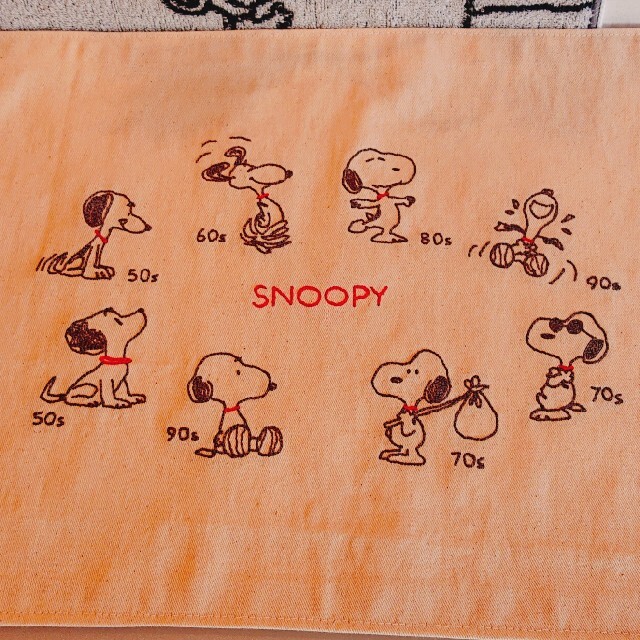 SNOOPY(スヌーピー)の☆スヌーピー年代刺繍マット ハンドメイドの生活雑貨(雑貨)の商品写真