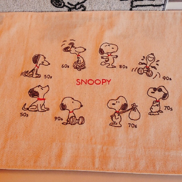 SNOOPY(スヌーピー)の☆スヌーピー年代刺繍マット ハンドメイドの生活雑貨(雑貨)の商品写真