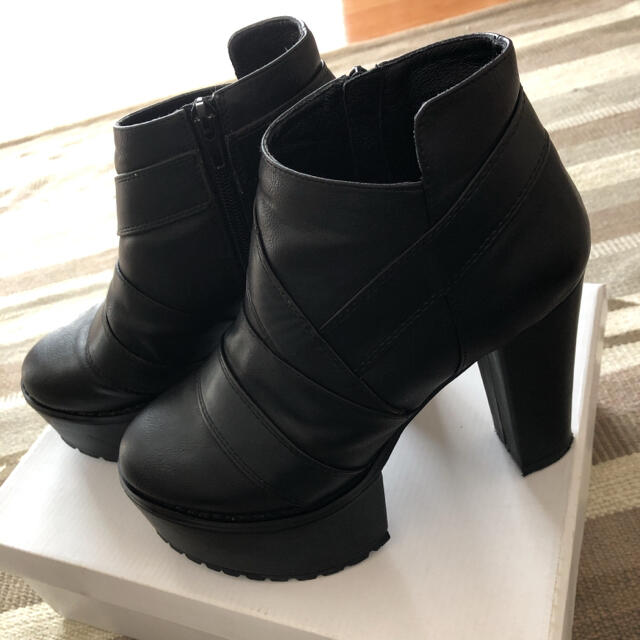 ENVYM(アンビー)のENVYM BELTED BOOTIE レディースの靴/シューズ(ブーツ)の商品写真