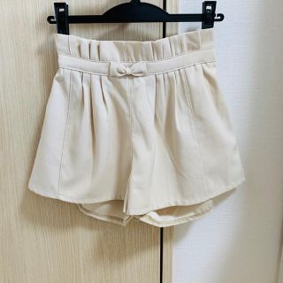 スピーガ(SPIGA)のリボン ホワイト ショートパンツ ベージュ(ショートパンツ)