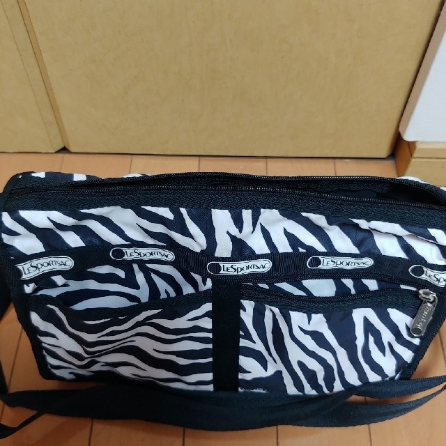 LeSportsac(レスポートサック)のLeSportsac　バック　ゼブラ柄 レディースのバッグ(ショルダーバッグ)の商品写真