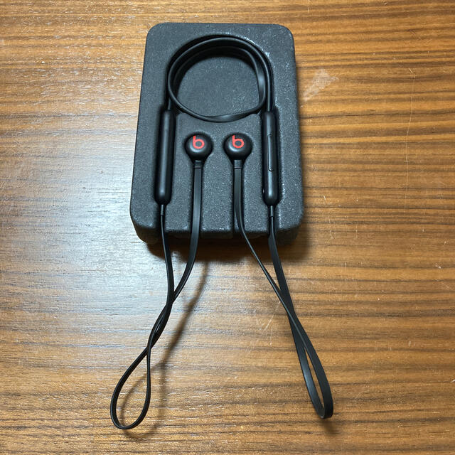 Apple(アップル)のBEATS FLEX(MYMC2PA/A) スマホ/家電/カメラのオーディオ機器(ヘッドフォン/イヤフォン)の商品写真