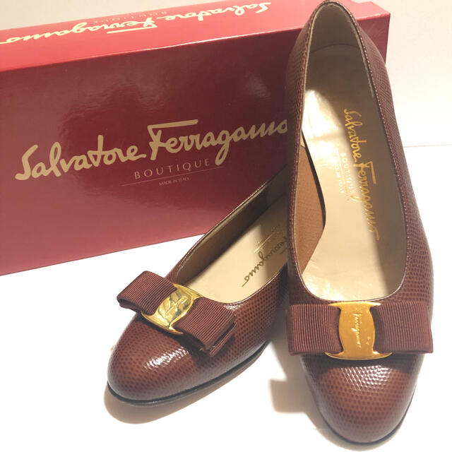 Salvatore Ferragamo(サルヴァトーレフェラガモ)のフェラガモ パンプス リボン 茶 23cm レディースの靴/シューズ(ハイヒール/パンプス)の商品写真