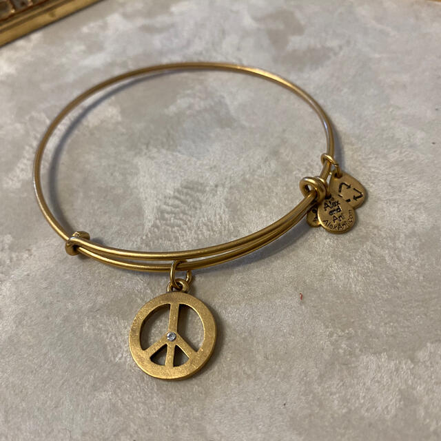 ALEX&ANI (アレックスアンドアニ）のブレスレット　ピースサイン レディースのアクセサリー(ブレスレット/バングル)の商品写真