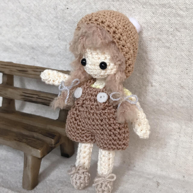 あみぐるみ　ショートサロペットの三つ編み女の子　ブラウン ハンドメイドのぬいぐるみ/人形(あみぐるみ)の商品写真