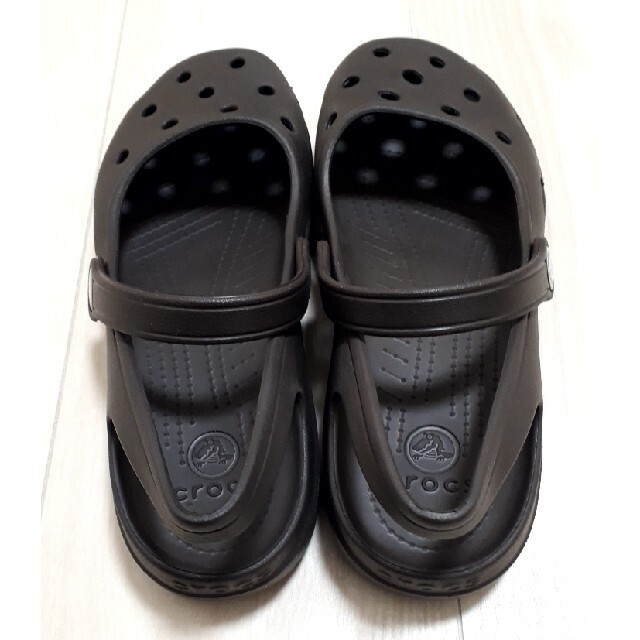 crocs(クロックス)のcrocsクロックス (サイズ w7 ) [23cm] (色ブラウン) レディースの靴/シューズ(サンダル)の商品写真