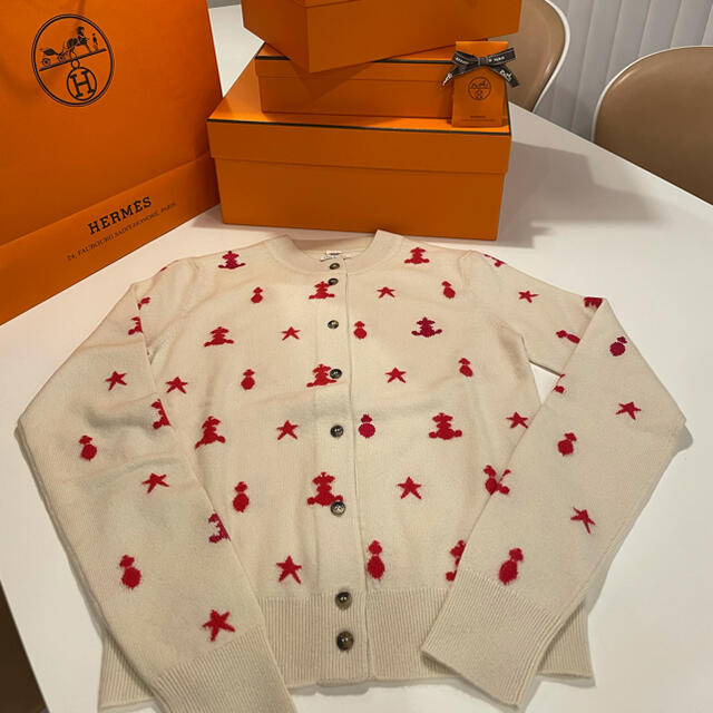 Hermes(エルメス)の専用のお品です。Hermès カシミア　ニット　春夏新作　新品✨　大人気　完売 レディースのトップス(カーディガン)の商品写真