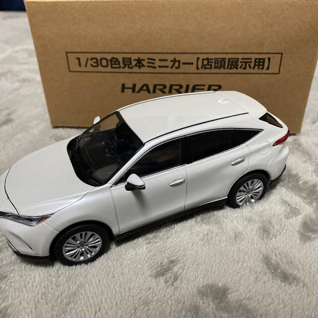 トヨタ(トヨタ)のTOYOTA ハリアー　1/30 ミニカー エンタメ/ホビーのおもちゃ/ぬいぐるみ(ミニカー)の商品写真