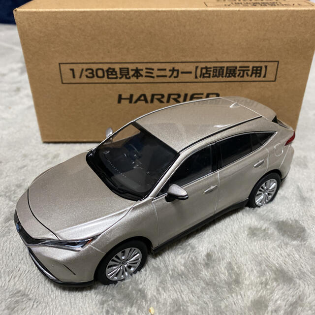 トヨタ(トヨタ)のTOYOTA ハリアー　1/30 ミニカー エンタメ/ホビーのおもちゃ/ぬいぐるみ(ミニカー)の商品写真