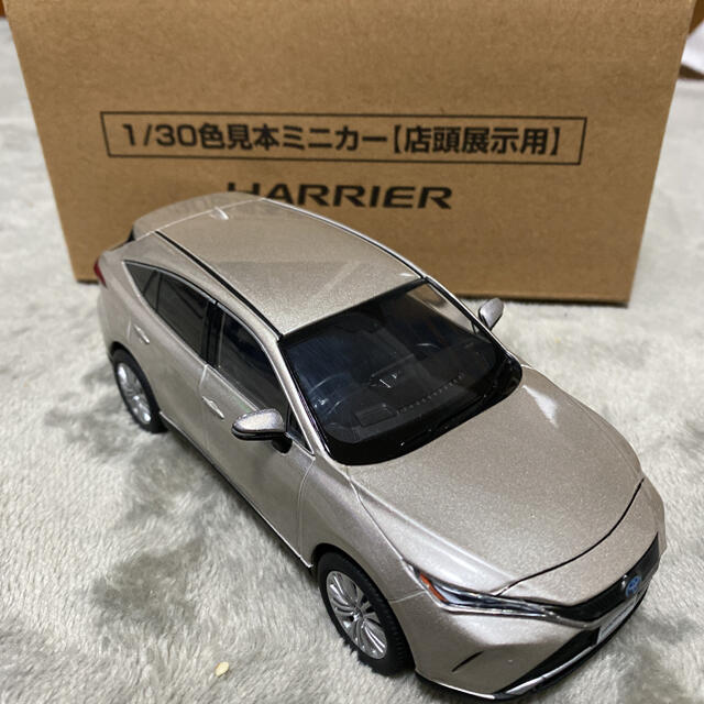 トヨタ(トヨタ)のTOYOTA ハリアー　1/30 ミニカー エンタメ/ホビーのおもちゃ/ぬいぐるみ(ミニカー)の商品写真