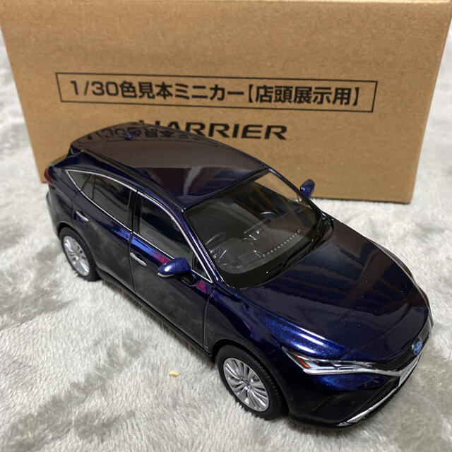 トヨタ(トヨタ)のTOYOTA ハリアー　1/30 ミニカー エンタメ/ホビーのおもちゃ/ぬいぐるみ(ミニカー)の商品写真