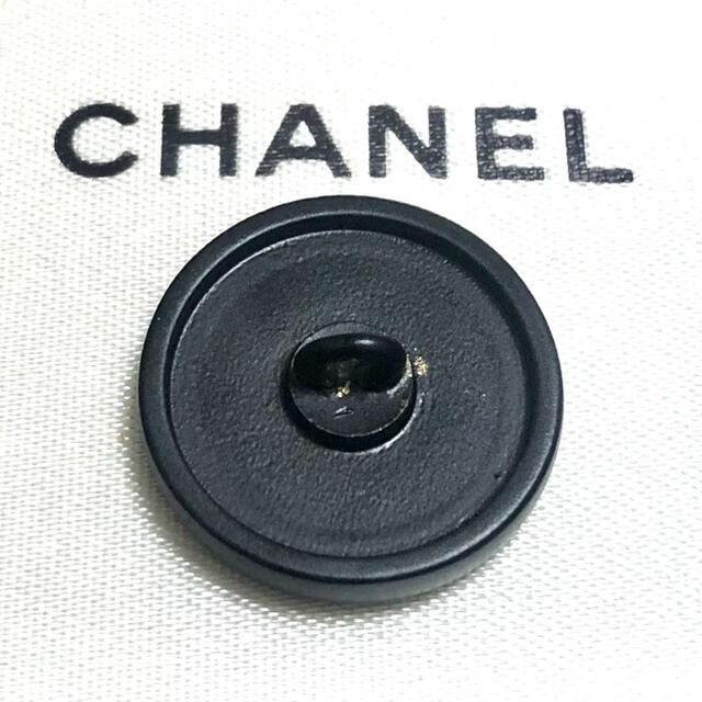 CHANEL(シャネル)の【リラックマ様専用】No.29  CHANEL シャネル ボタン 正規品 ハンドメイドの素材/材料(各種パーツ)の商品写真